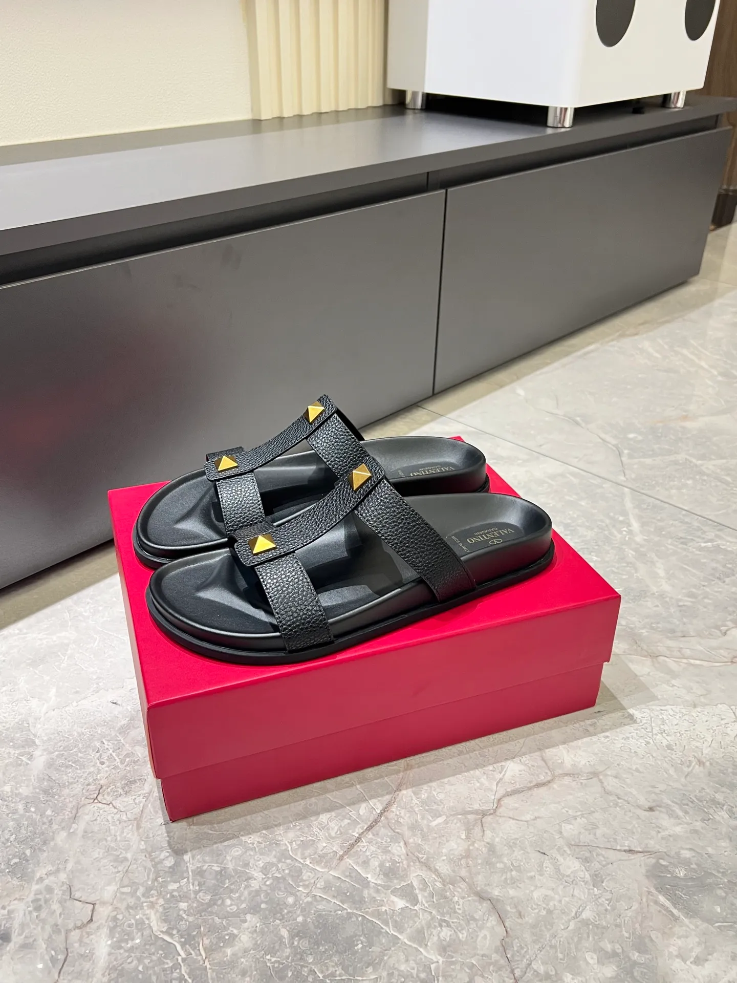 Men's shoes 💰p300 VALENTINO Men's 🧍‍♂️ Spring and summer new style metal logo flat slippers, elegant sandals, the same style worn by celebrities, original molding, imported calfskin. Rubber outsole. Soft and durable, full set of counter packaging size: 39-44 (.45.46 customized)
